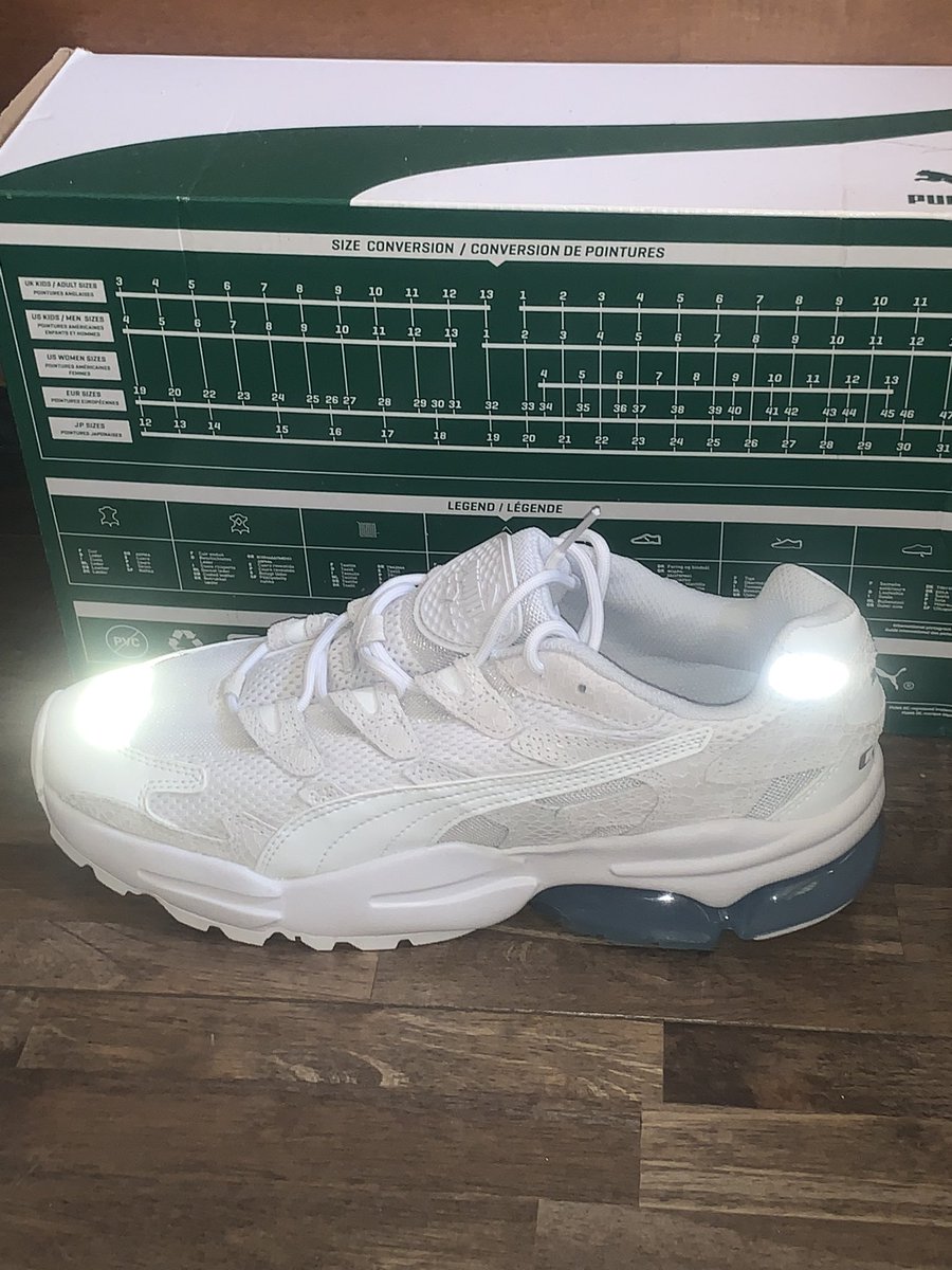 majoe7024's tweet photo. フラッシュ撮影による反射材発光したスニーカー。
#PUMA #cellalien #cell https://t.co/hg5j4XiD3G