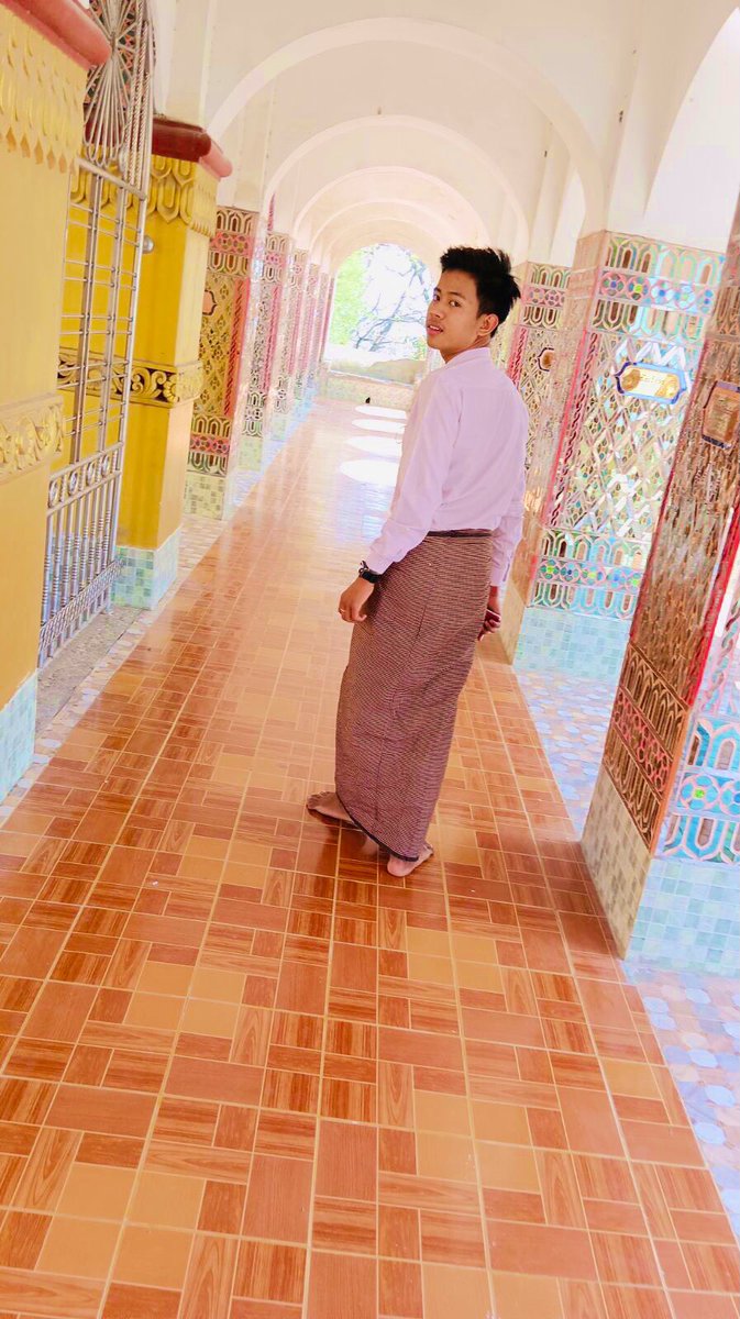 ThutaSpa's tweet photo. မန္တလေးတောင်ရောက်ခဲ့သည် စကားမစပ်ပုဆိုးလေးနဲ့လိုက်လားဗျ https://t.co/TAFSp3g0ft