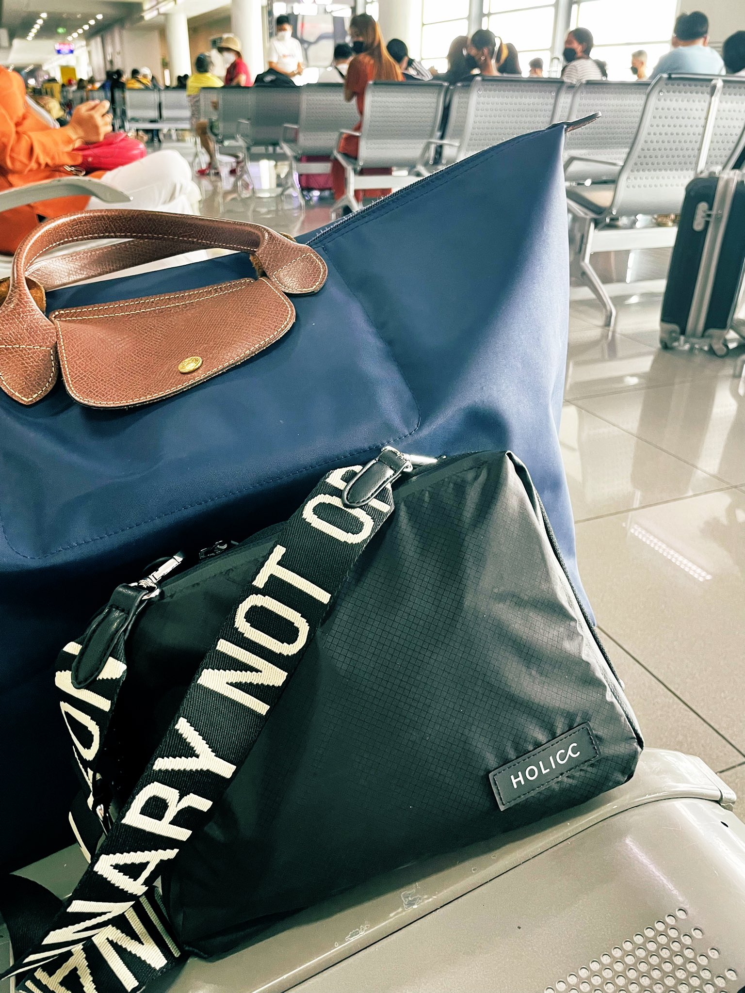 Mimi フィリピン 日本から帰国したらまたどこか行きたくなり マニラから旅立ちます Terminal3は混雑 Domesticでも1 5 2時間前には空港に到着した方が安心 T2のフィリピン航空よりはましかも 重いスーツケースを預けて 機内には Holicc のpackbag小