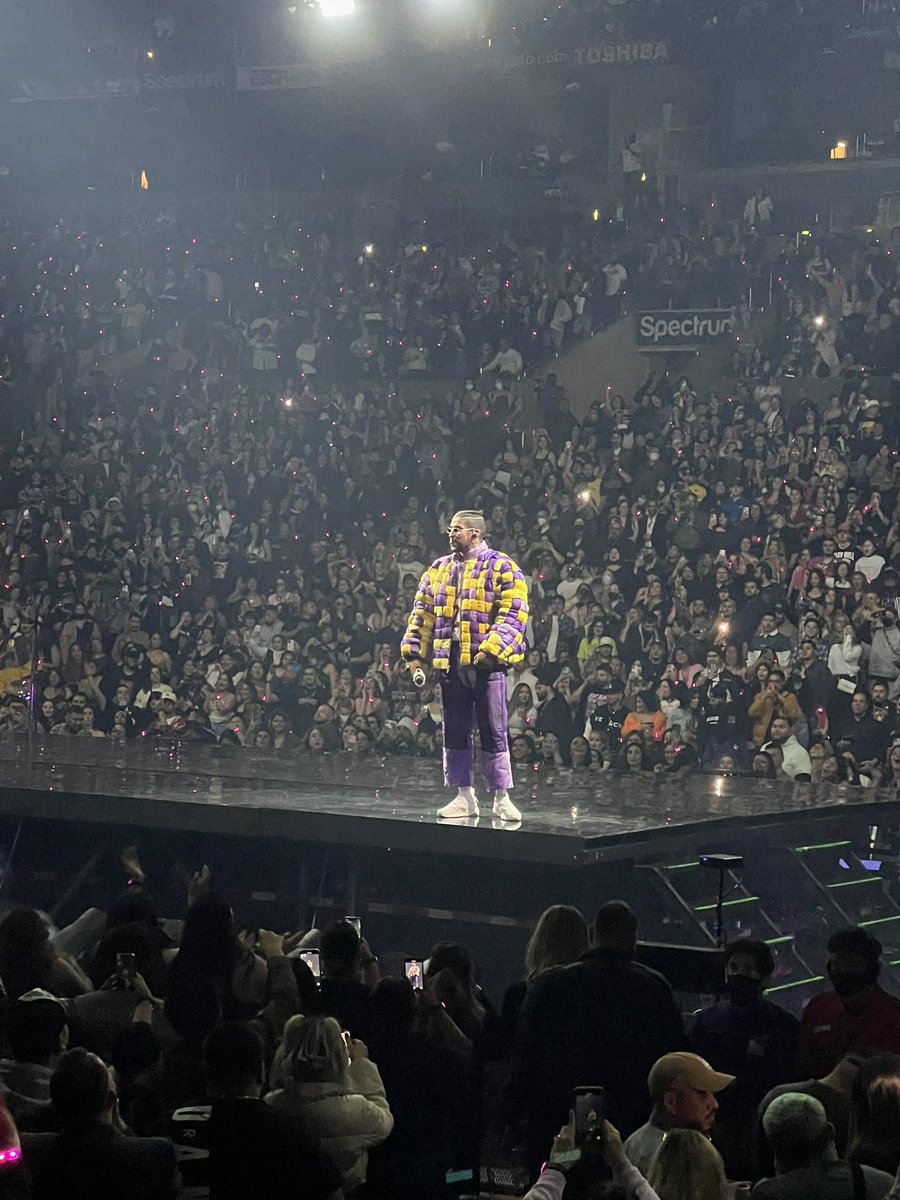 imyvee's tweet photo. Last night was fun af 🐰@sanbenito #badbunny #conejomalo #yoperrosola #staplecenter #ElUltimoTourDelMundo https://t.co/sS8nj2873f