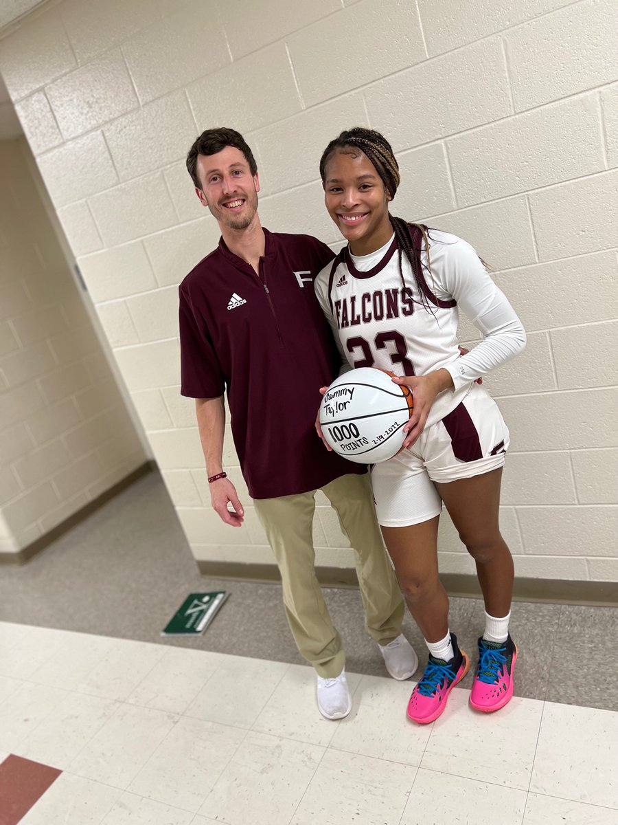 SamariaTaylor13's tweet photo. Thank the Most High for blessing me to reach my 1,000 points in my career! Shout out to my coaches , teammates, and family for the support in making this happen! It doesn’t stop here though, more goal to achieve this year Lord Willing 💪🏾🤍 https://t.co/2HdL2dmzLJ