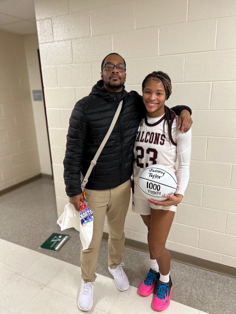 SamariaTaylor13's tweet photo. Thank the Most High for blessing me to reach my 1,000 points in my career! Shout out to my coaches , teammates, and family for the support in making this happen! It doesn’t stop here though, more goal to achieve this year Lord Willing 💪🏾🤍 https://t.co/2HdL2dmzLJ