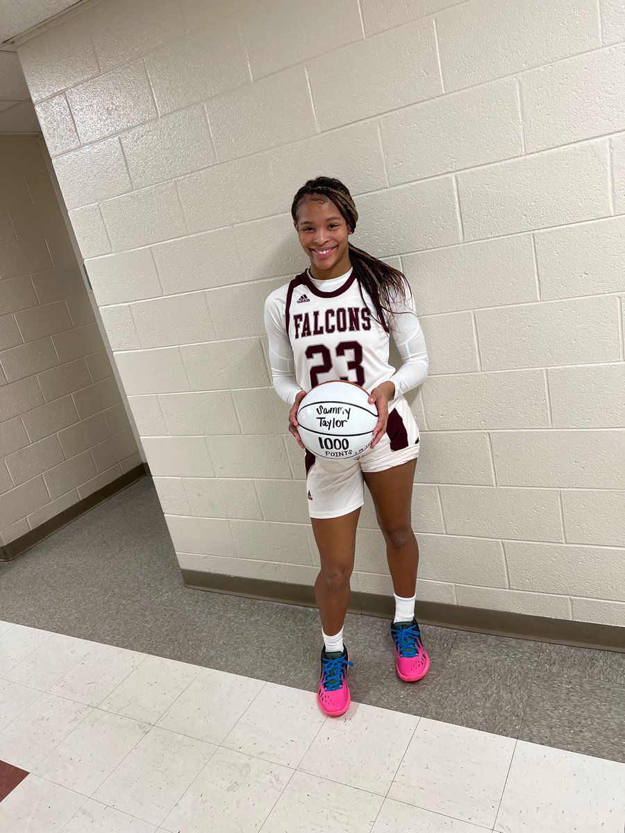 SamariaTaylor13's tweet photo. Thank the Most High for blessing me to reach my 1,000 points in my career! Shout out to my coaches , teammates, and family for the support in making this happen! It doesn’t stop here though, more goal to achieve this year Lord Willing 💪🏾🤍 https://t.co/2HdL2dmzLJ