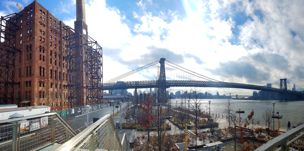 4nt01n3's tweet photo. Williamsburg. Je n'ai pas pris de photo des rues mais on a l'impression d'être dans une petite ville isolée des USA alors qu'on est à deux arrêts de métro de Manhattan. Les bords de l'east river sont aménagés en parcs. https://t.co/Y8MPqSP4aX