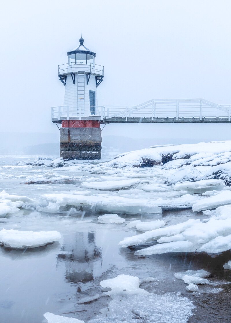 DTrapaniPhoto's tweet image. Doubling Point Lighthouse reflecting in the icy water of the Kennebec River during today’s snow storm.
#maine #photography #lighthouse #MEwx