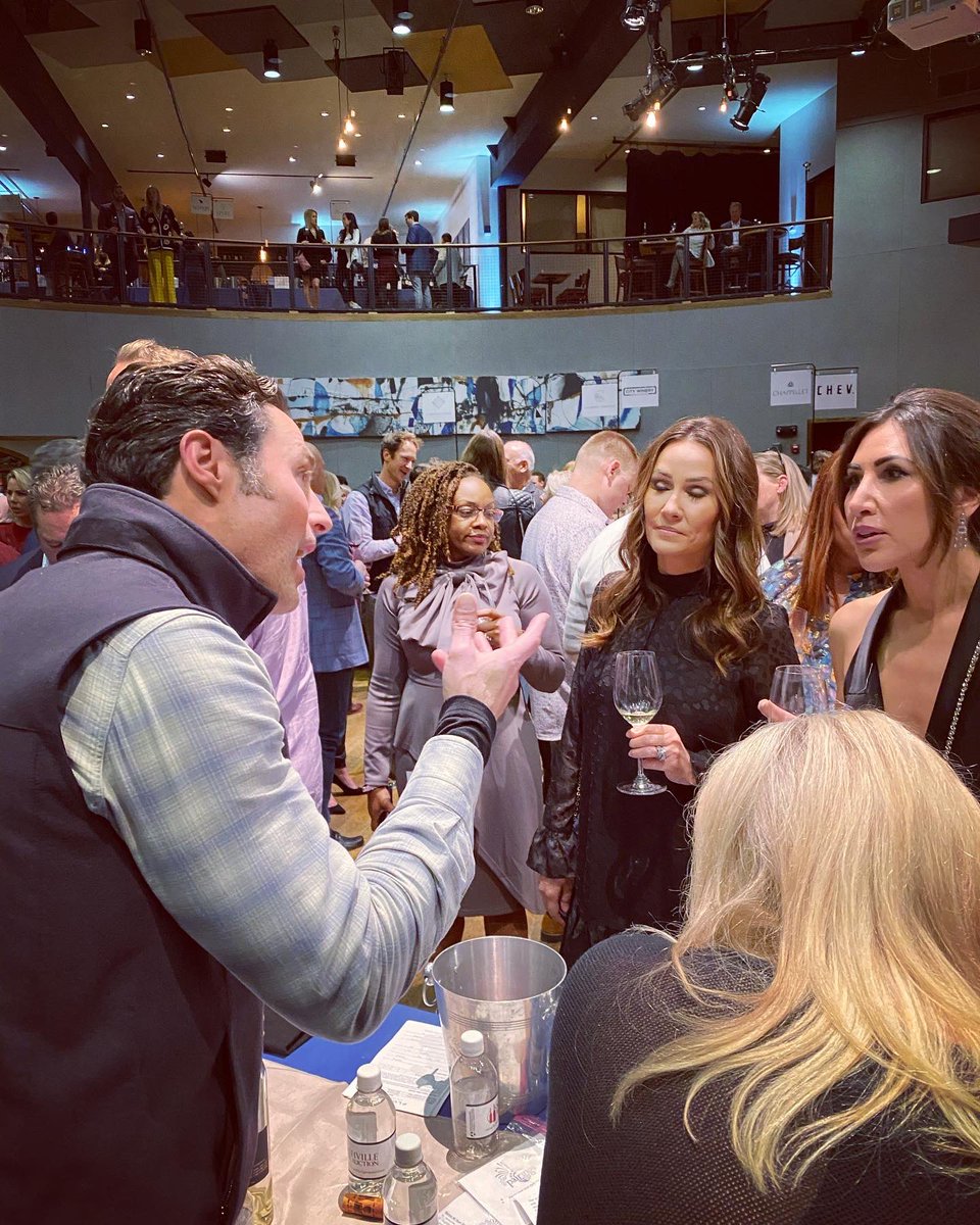 FluentWines's tweet photo. Fluent Wine is in Nashville at City Winery sharing the Glass Cat. 
.
.
.
#Nashville #citywinery #napa #sauvignonblanc #FridayVibes #friday #cheers https://t.co/xvRDfr1iPt