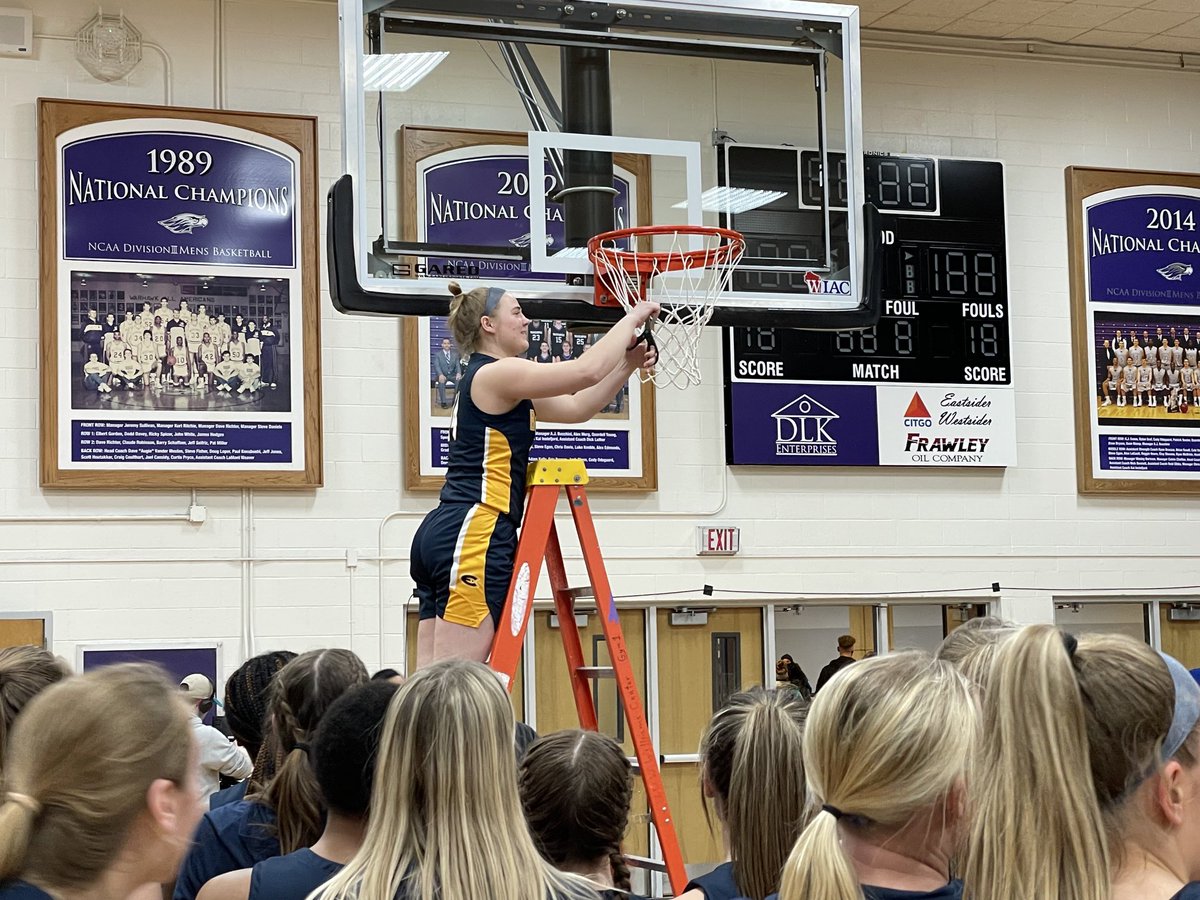 JMUPresidentJim's tweet photo. Champions!
⁦@UWECWBB⁩ https://t.co/YYHEHGO6mH