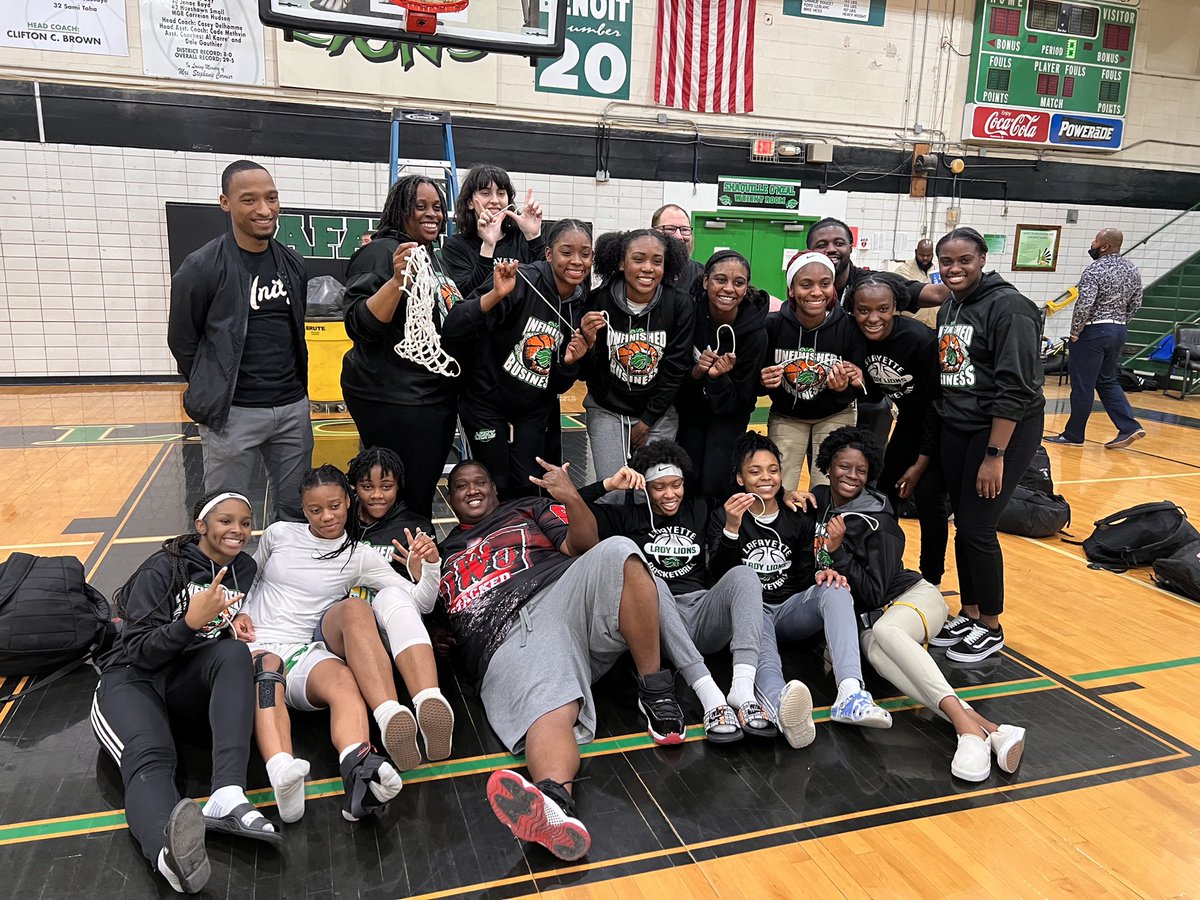 Im_So69's tweet photo. The sickest in da city…. #SquadShit @Showttiime23 @breeeeyy4 @DalaylaBlackwe1 @pey10harris @2TallGracePaul @Kira_Joh07 @ChrystaNarcisse @caitlyn1328_  Catch us in Hammond we have one more net to cut down…💚🦁🖤💚🦁🖤🦁💚 https://t.co/J7JLXUPWrn