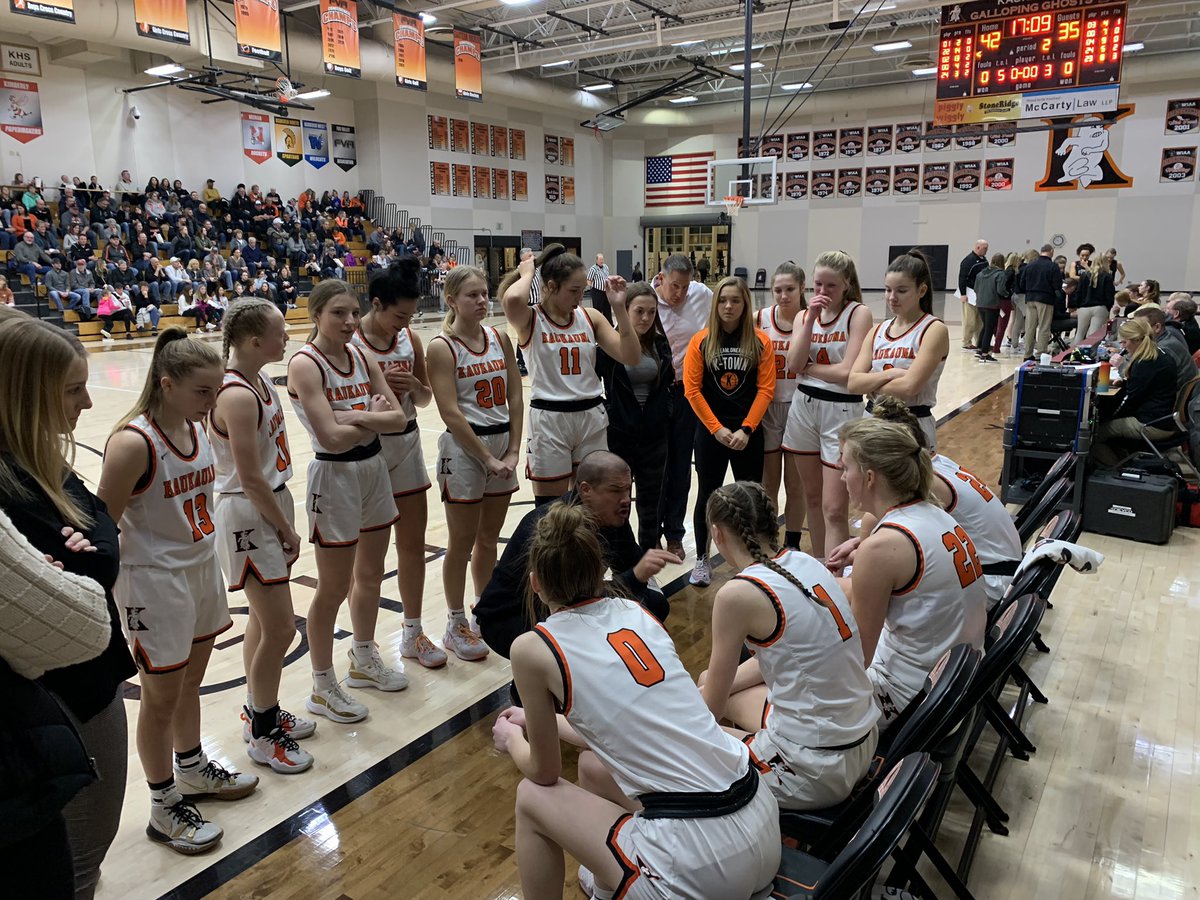 Awesome start to the WIAA GBB playoff series for @KaukaunaB as they knock off FDL 85-71 in the Regional Semi. <a href="/AlexaKinas/">Alexa Kinas</a> led all scorers w/  31 pts. &amp; <a href="/aspennovy/">aspen</a> poured in 19 pts. in the victory. The Ghosts travel to Milw. King to play in the Regional Final tomorrow night 👻🏀👊🏼