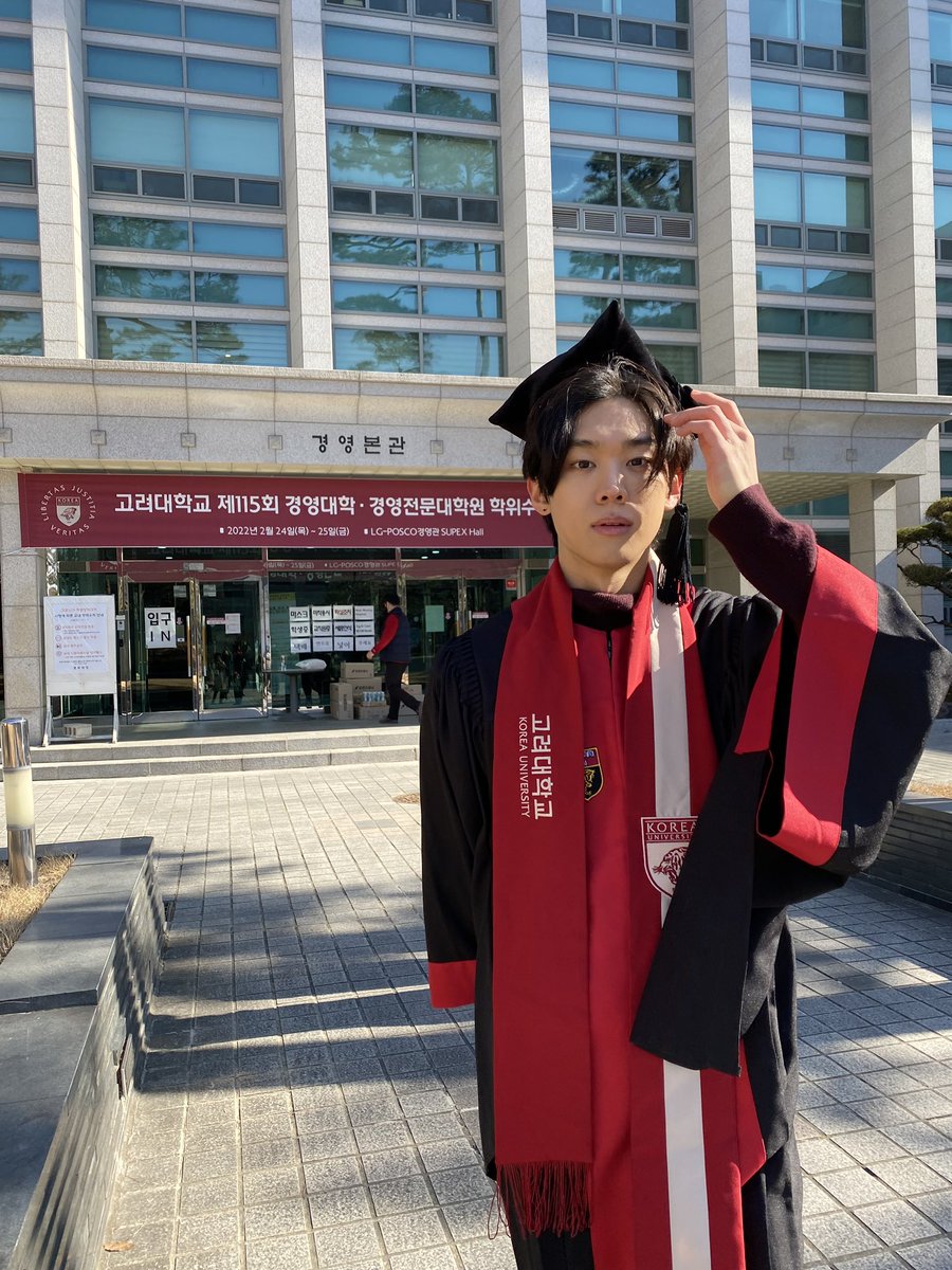 Demian_tweet's tweet photo. I'm graduated!
Thank you for celebrating my graduation and you're the reason why I can leave the school with satisfaction
Now, I'll move on from my safe zone and concentrate on my real goal and dream, that isn't on the school curriculum
Thanks again👨🏻‍🎓 https://t.co/emHICfhSuS