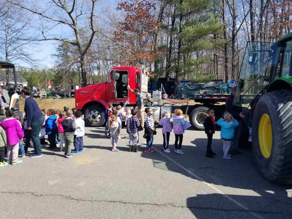 ITACTURF's tweet photo. Fun day at Thomas Jefferson Elementary as preschoolers got a chance to “work” on  #ITACturf equipment while learning about construction @dp_seay @KyleNichols37 https://t.co/TtPANUfjUG