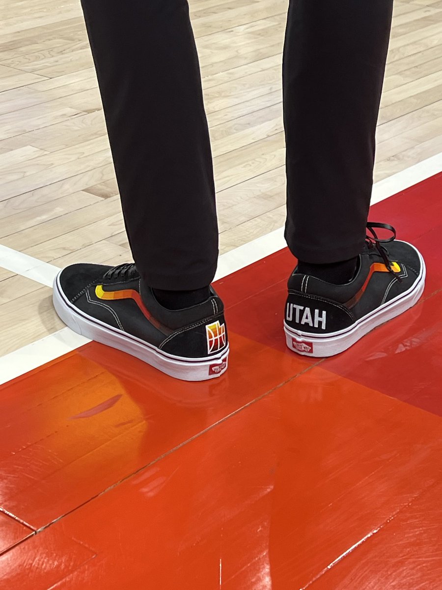 RyanQualtrics's tweet photo. Coach Q’s shoe game is🔥 https://t.co/LeNmyBsIWH