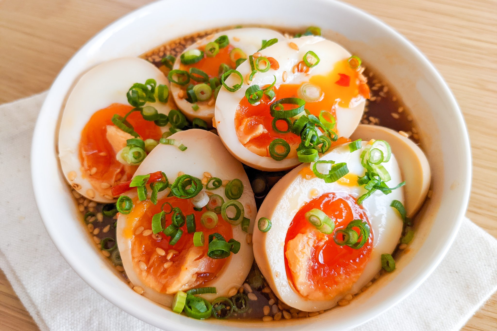 ハマごはん お手軽レシピ 無限に食べれる美味さ ヤンニョム煮卵 沸騰したお湯に卵を入れて中火で6分半温める たまご ポン酢 豆板醤 白ごま だしの素を加えて一晩漬けて完成 ネギと相性抜群なので適量加えてお召し上がりください T