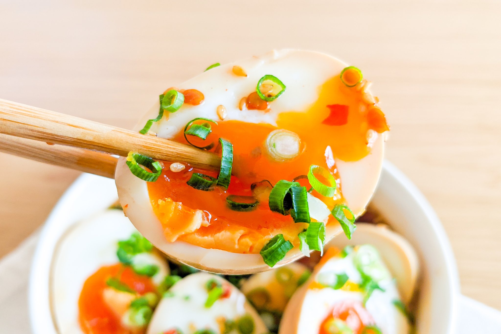 ハマごはん お手軽レシピ 無限に食べれる美味さ ヤンニョム煮卵 沸騰したお湯に卵を入れて中火で6分半温める たまご ポン酢 豆板醤 白ごま だしの素を加えて一晩漬けて完成 ネギと相性抜群なので適量加えてお召し上がりください T