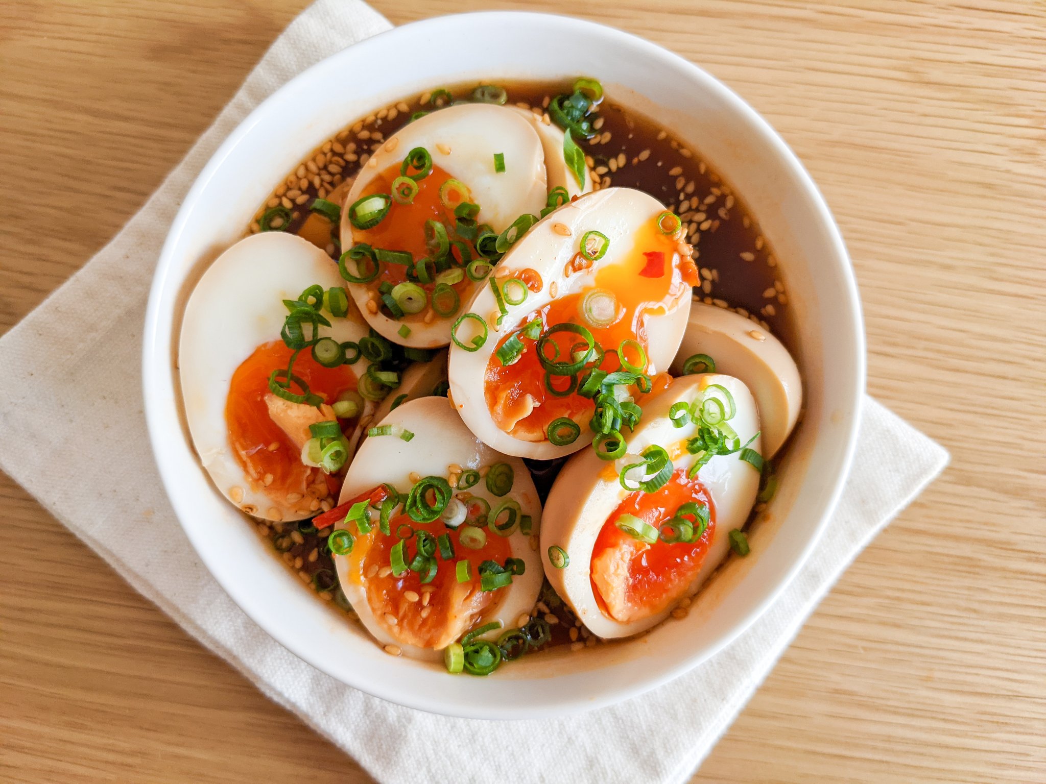 ハマごはん お手軽レシピ 無限に食べれる美味さ ヤンニョム煮卵 沸騰したお湯に卵を入れて中火で6分半温める たまご ポン酢 豆板醤 白ごま だしの素を加えて一晩漬けて完成 ネギと相性抜群なので適量加えてお召し上がりください T