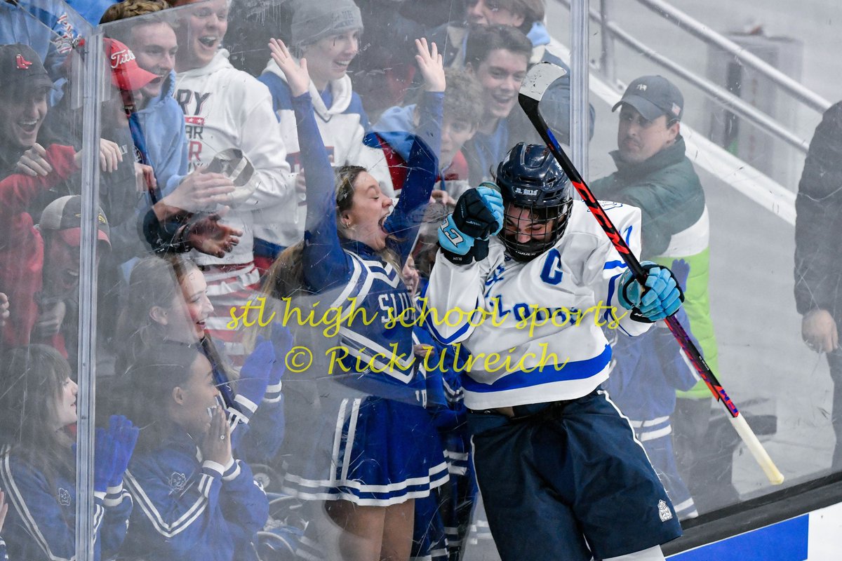 RickyRick_Photo's tweet photo. 2022-02-25 SLUH takes game one of the semi-finals vs Vianney.  More photos and article will be at @STLhssports 

#stlprep #highschool #icehockey #sluh #vianney  @vianneygriffins @vianneyhockey72 @SLUHAthletics @SLUHHockey https://t.co/ec95LmVjMs