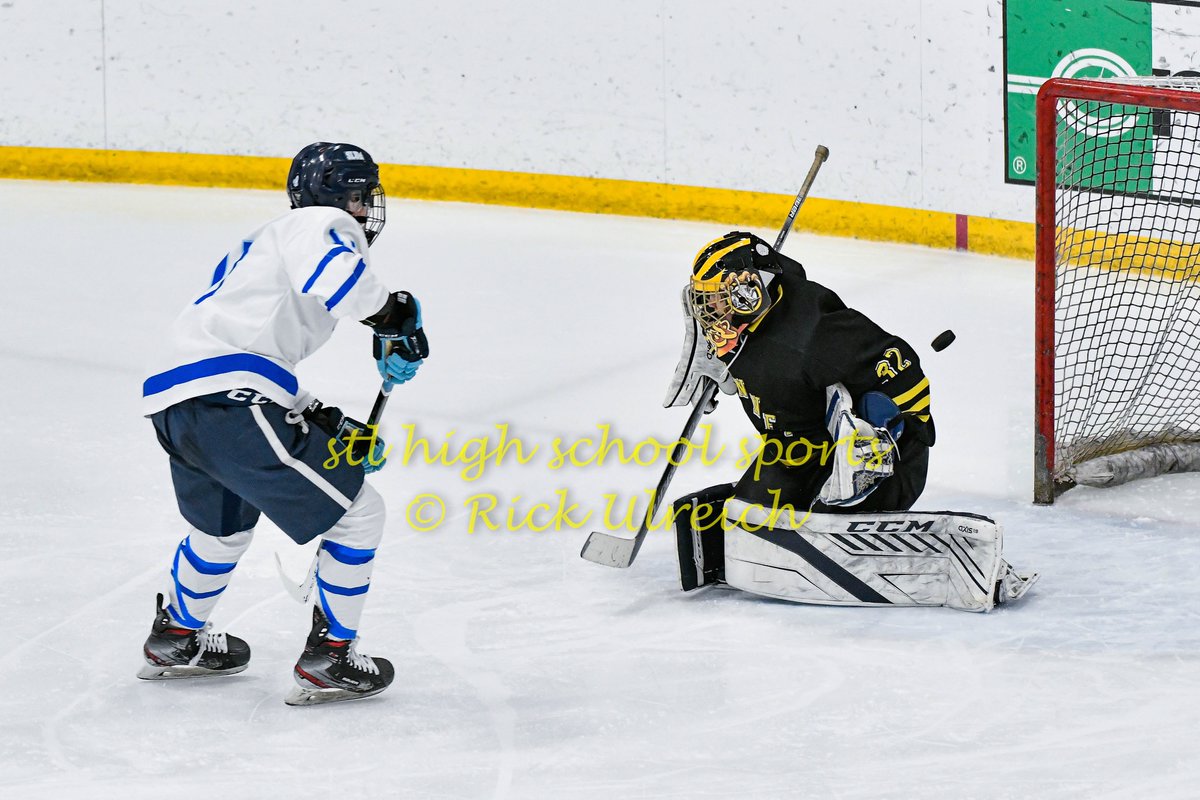 RickyRick_Photo's tweet photo. 2022-02-25 SLUH takes game one of the semi-finals vs Vianney.  More photos and article will be at @STLhssports 

#stlprep #highschool #icehockey #sluh #vianney  @vianneygriffins @vianneyhockey72 @SLUHAthletics @SLUHHockey https://t.co/ec95LmVjMs