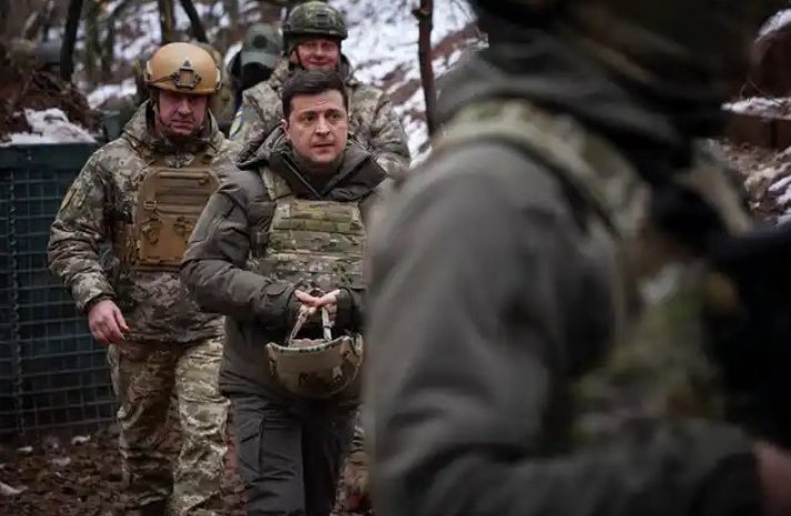 rkpandayjee's tweet photo. The greatest president of any country I've ever seen.. He comes forward to fought for his #Ukraine. He already wins millions of heart 💕.. 

#UkraineRussia #PeaceNotWar #RussiaInvadedUkraine #RussiaUkraineWar https://t.co/JC2ExomKtD