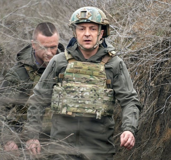 Rosa_FebresCh's tweet photo. 🇺🇦 | Presidente de Ucrania, Volodimír Zelenski, ha rechazado la propuesta de Estados Unidos y permanecerá en Kiev.

Pase lo que pase, este rostro quedará grabado en el mundo.
¡¡GRANDE PRESIDENTE!! https://t.co/L9RFTyLqBn
