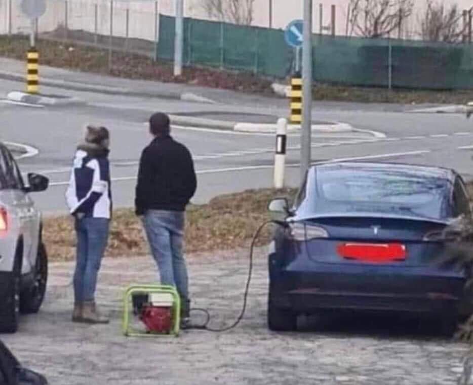 trekkie1978's tweet image. Using a gas generator to charge an electric vehicle