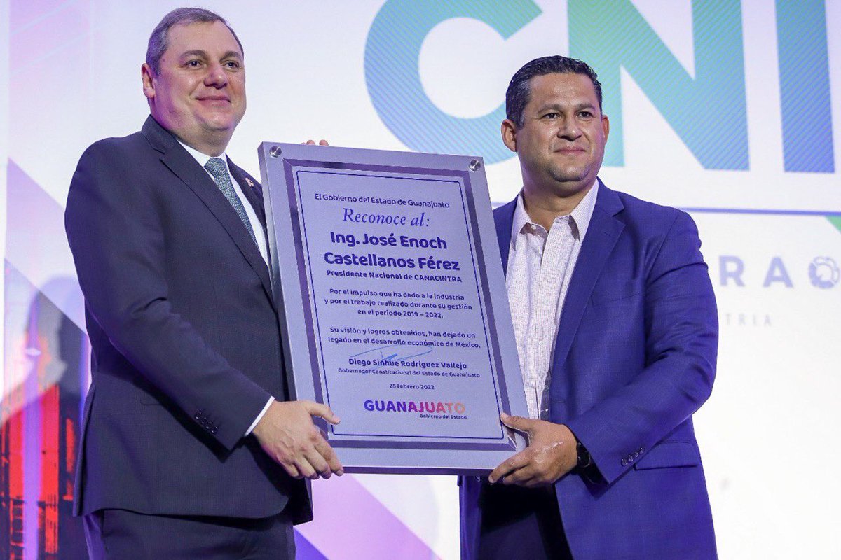 municipio_leon's tweet photo. ▪️Durante la clausura, la Presidenta Municipal recibió de manos del Presidente Nacional de @CANACINTRAMex, @enoch_cfz, un reconocimiento por su participación en el evento. https://t.co/MEWdW6GU1W