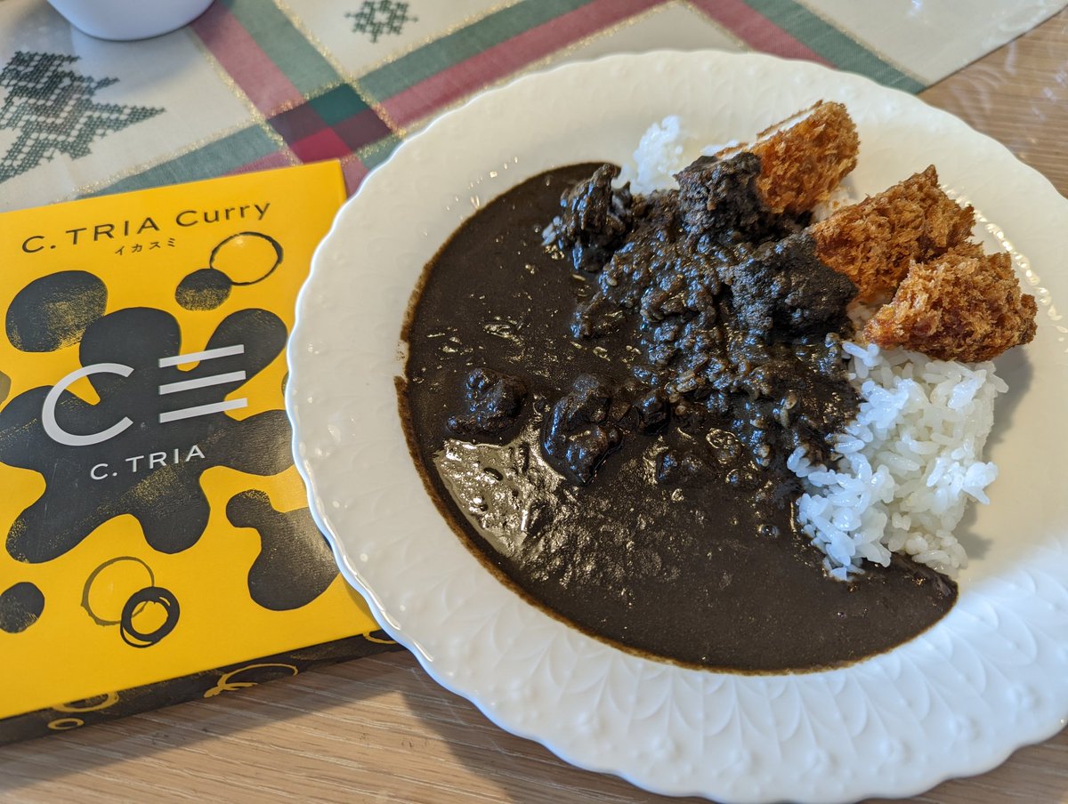 kuni_tokunaga's tweet photo. コオロギ入りのイカスミカレーにカツを載せるカオス #CTRIA https://t.co/zQdpoxPzDU