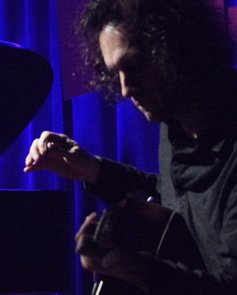 newjazzword's tweet photo. On #HakonsEa @birdcage_empty @dthompsonguitar (pic:#SOConnor) + @colin_webster #sax's #equitableduo has CW opening up the #freemusic w. wide #multiphonics as DT deflects cries w. #thickening strums or #unexpected, finger picking Review: https://t.co/DpRiRlpkIU
#UK #London #improv https://t.co/UPvfrCu3jV