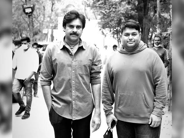 SIthamsetty's tweet photo. #BheemlaNayak 🔥 🔥 
సినిమా చూసే వరకు హీరోలు ఇద్దరే ఉన్నారనుకున్నా కానీ చూసాక తెలిసింది ముగ్గురని. మూడో హీరో కనపడడు కేవలం వినపడతాడు, that's none other than @MusicThaman Anna💖
థియేటర్లలో డప్పుల నిప్పులు
ఆ నిప్పులపై అభిమానుల స్టెప్పులు
That's not just music, danger bells to others https://t.co/GJLEnKcyyl