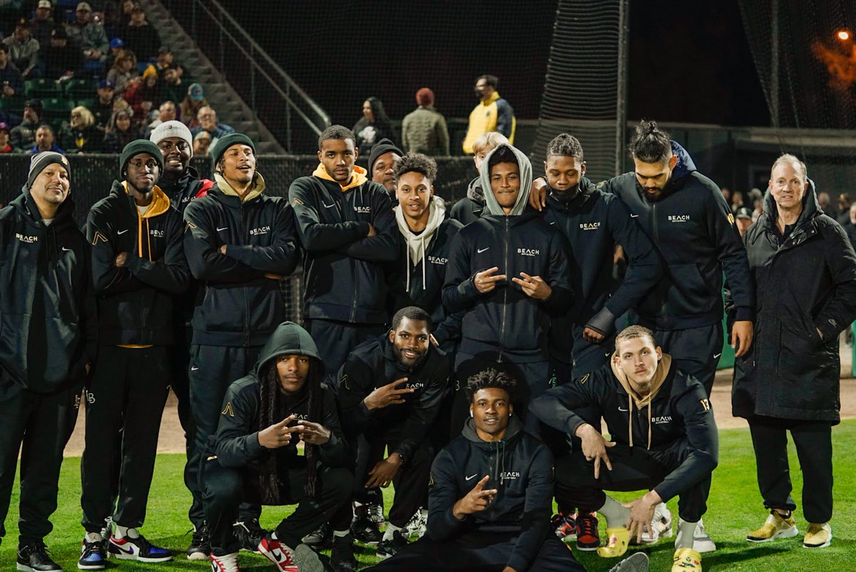 LBSUMBB's tweet photo. Shout out to @LBDirtbags for the welcome back! #SkoBags #OneBeach https://t.co/wEsBBwW3Ul