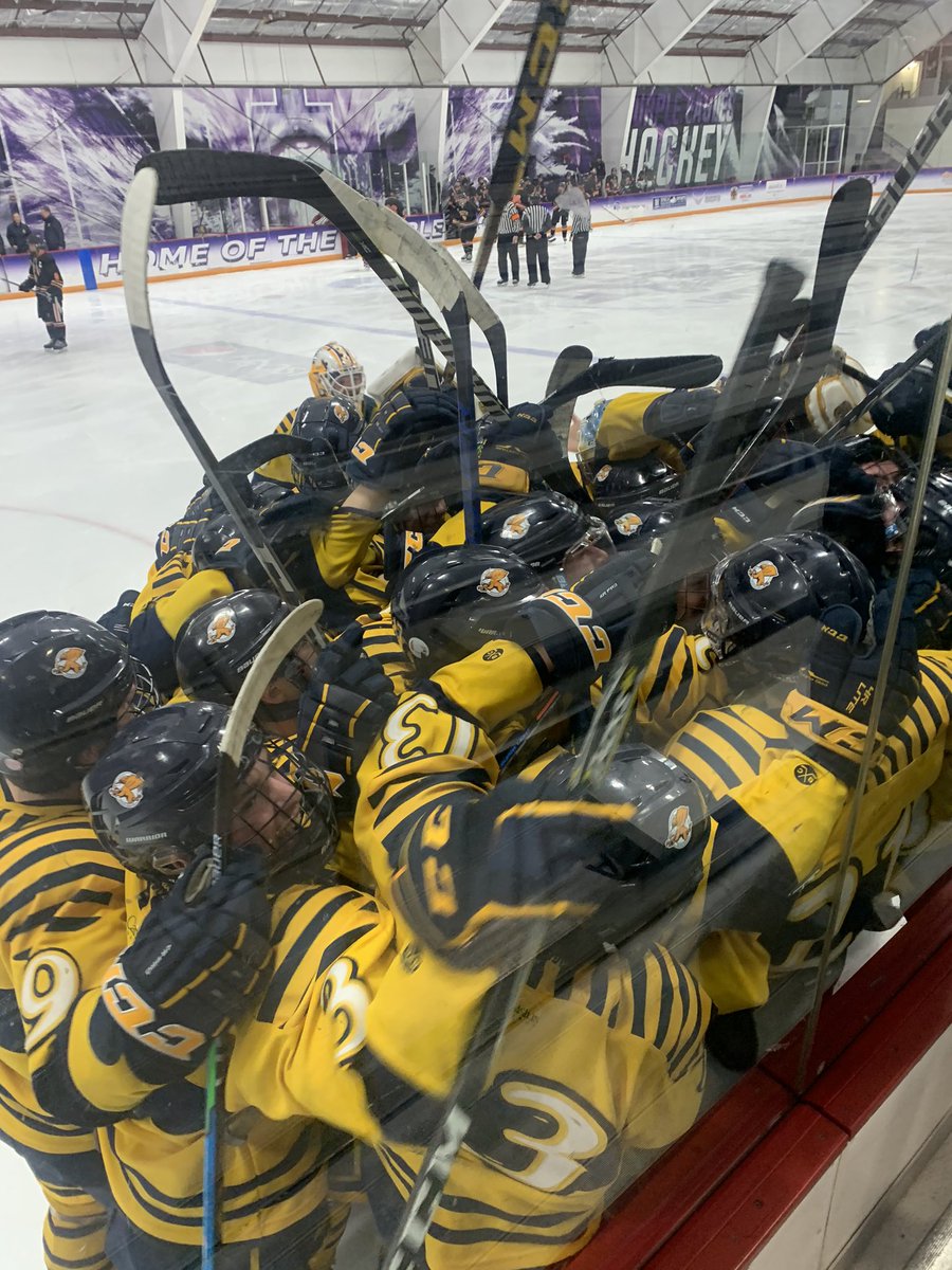 canisius_acha's tweet photo. π¨π¨π¨π¨π¨π¨π¨π¨π¨π¨
KYLE NEUDORF = OVERTIME HERO
Dangles the defenseman and buries the game winning goal and the #GriffsWin https://t.co/28MGb54dGI