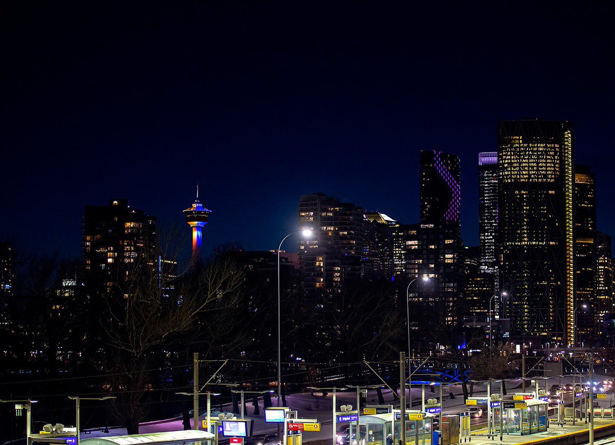 LiveWireCalgary's tweet photo. Your city, in support of #Ukraine. #yyc https://t.co/aeSk67TQiK