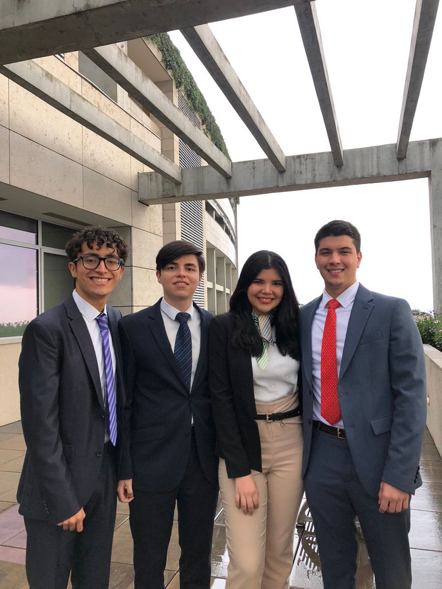 ¡Felicitaciones a María Claudia Viloria, Gianluca Isolino, Esteban López, Camilo Echeverry, y al profesor Mauricio Avellaneda de <a href="/FIGRIExternado/">Figriexternado</a>, por ganar la ronda nacional del #CFA Research Challenge, el concurso de análisis financiero más importante del país! #OrgulloFIGRI