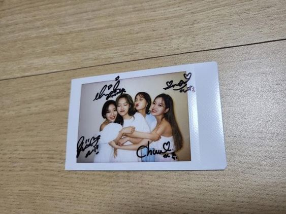 this will be forever my favorite genre of hyewon and loona yyxy pics