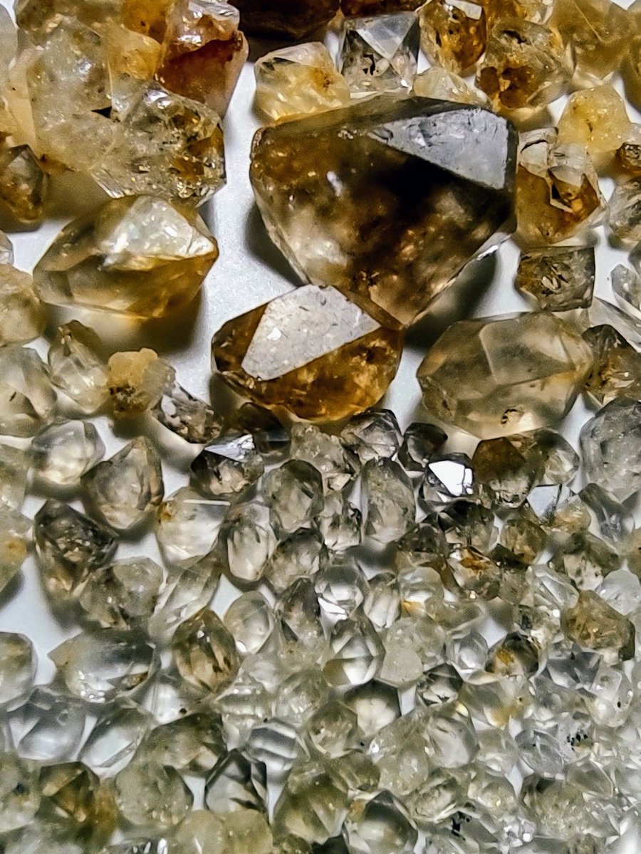 chriskincaid232's tweet photo. Douglas Diamonds (Quartz) at Douglas Lake, Jefferson Co., TN.

Every year TVA lowers this 30,400 acre lake to catch the spring rains. What's left is a surreal landscape and these sparkling beauties that resemble Herkimer Diamonds.

#Rockhounding #Prospecting #Bling https://t.co/0QOGzNOQPe