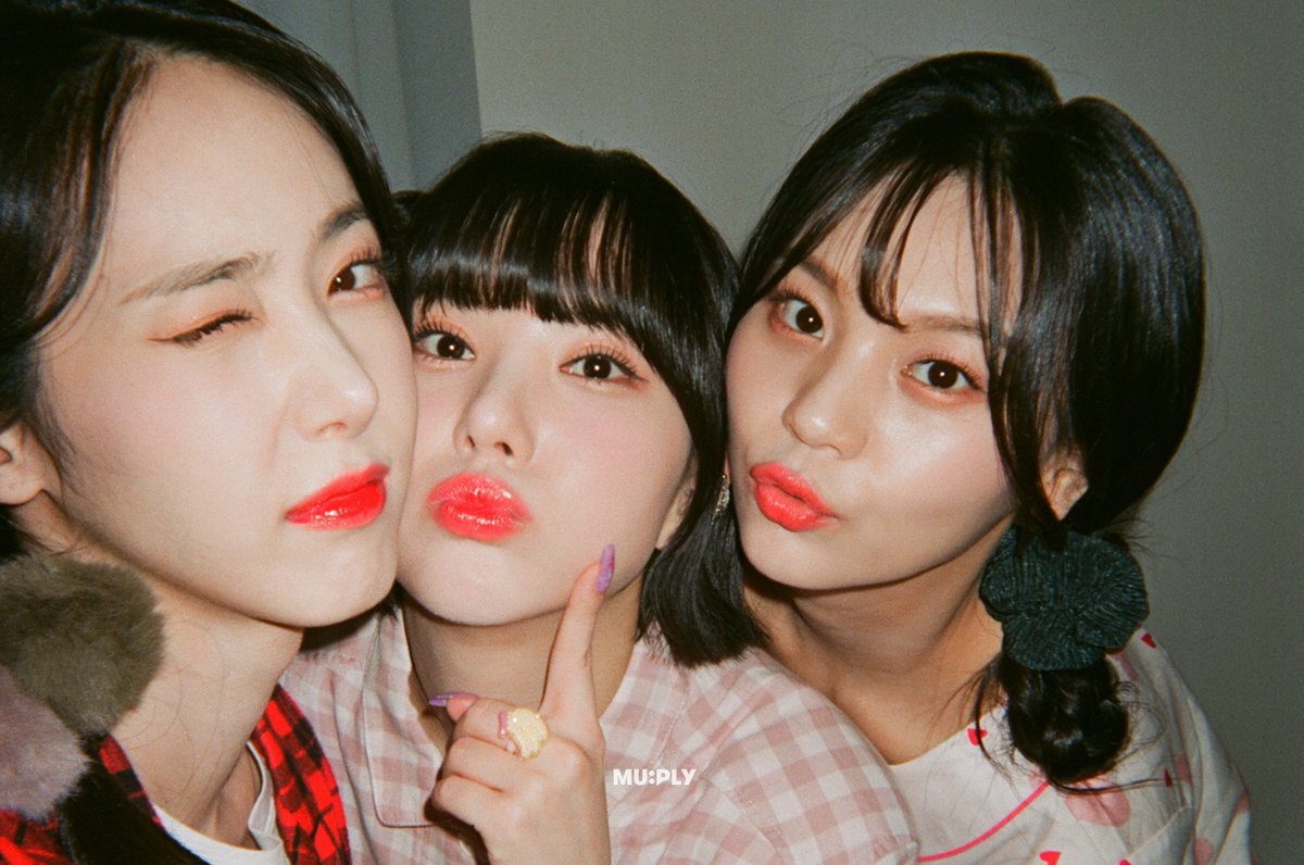 MUPLY_PLAYLIST's tweet image. 🌜#돌들의침묵 | VIVIZ(비비지) 

필름 사진인데 이렇게 예뻐도 되나요? 💕

장꾸미 대박! VIVIZ와 함께 한 #돌들의침묵
2월 26일 오늘 밤 8시 &apos;뮤플리&apos; 유튜브에서 만나요🦋

#비비지 #VIVIZ #돌들의침묵_비비지 #thesilenceofidol #케이팝 #kpop #은하 #신비 #엄지 #뮤플리 #muply @VIVIZ_official