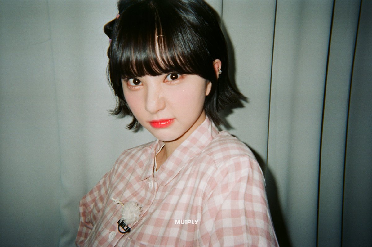 MUPLY_PLAYLIST's tweet image. 🌜#돌들의침묵 | VIVIZ(비비지) 

필름 사진인데 이렇게 예뻐도 되나요? 💕

장꾸미 대박! VIVIZ와 함께 한 #돌들의침묵
2월 26일 오늘 밤 8시 &apos;뮤플리&apos; 유튜브에서 만나요🦋

#비비지 #VIVIZ #돌들의침묵_비비지 #thesilenceofidol #케이팝 #kpop #은하 #신비 #엄지 #뮤플리 #muply @VIVIZ_official