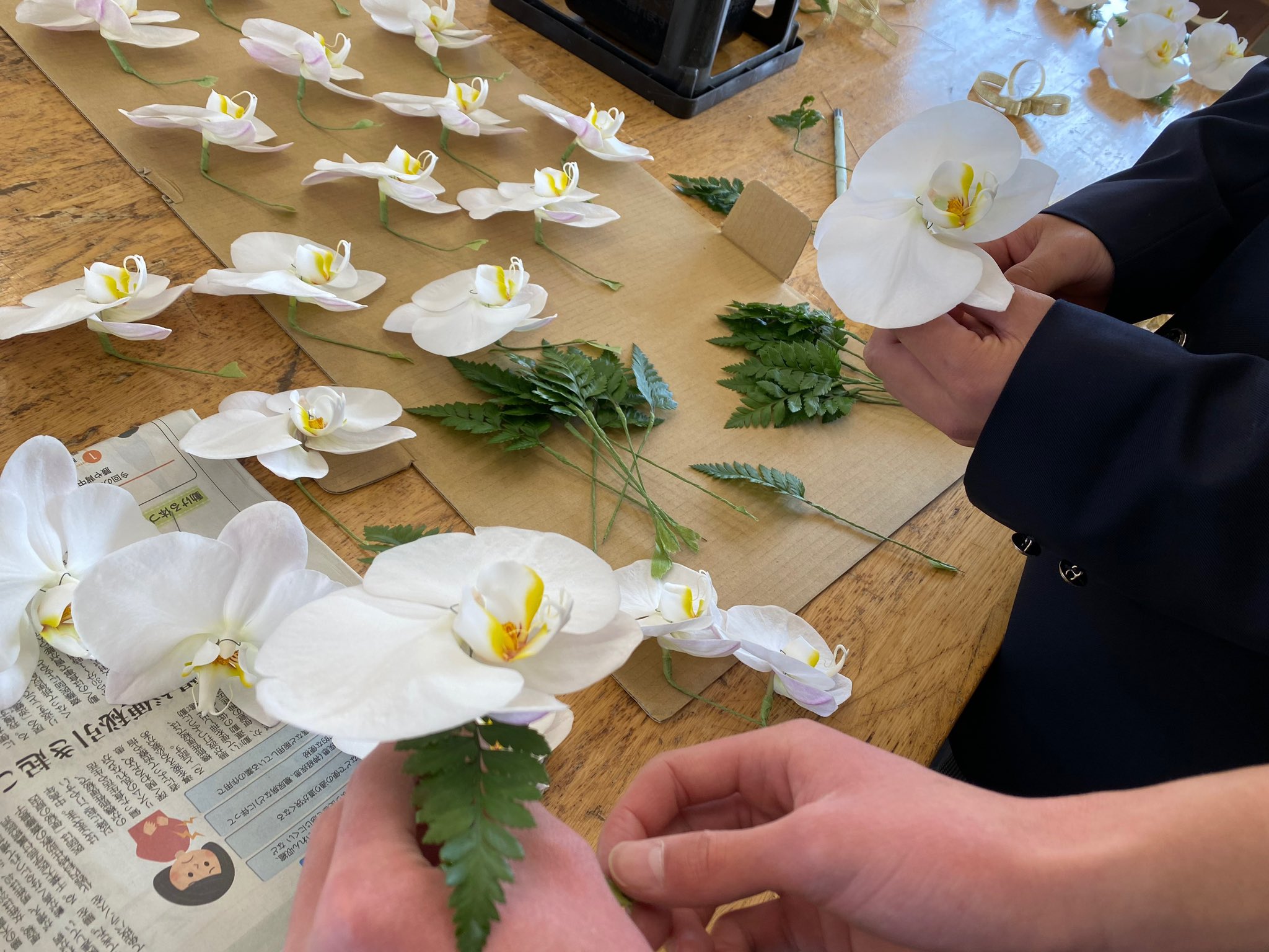 香川県立石田高等学校 3月1日 火 の卒業式に向けて コチョウランのコサージュの作成をしています 石田高校 農業科 園芸デザイン科 コチョウラン 胡蝶蘭 コサージュ 卒業式 香川県立石田高等学校 T Co Qshypq6tnl Twitter