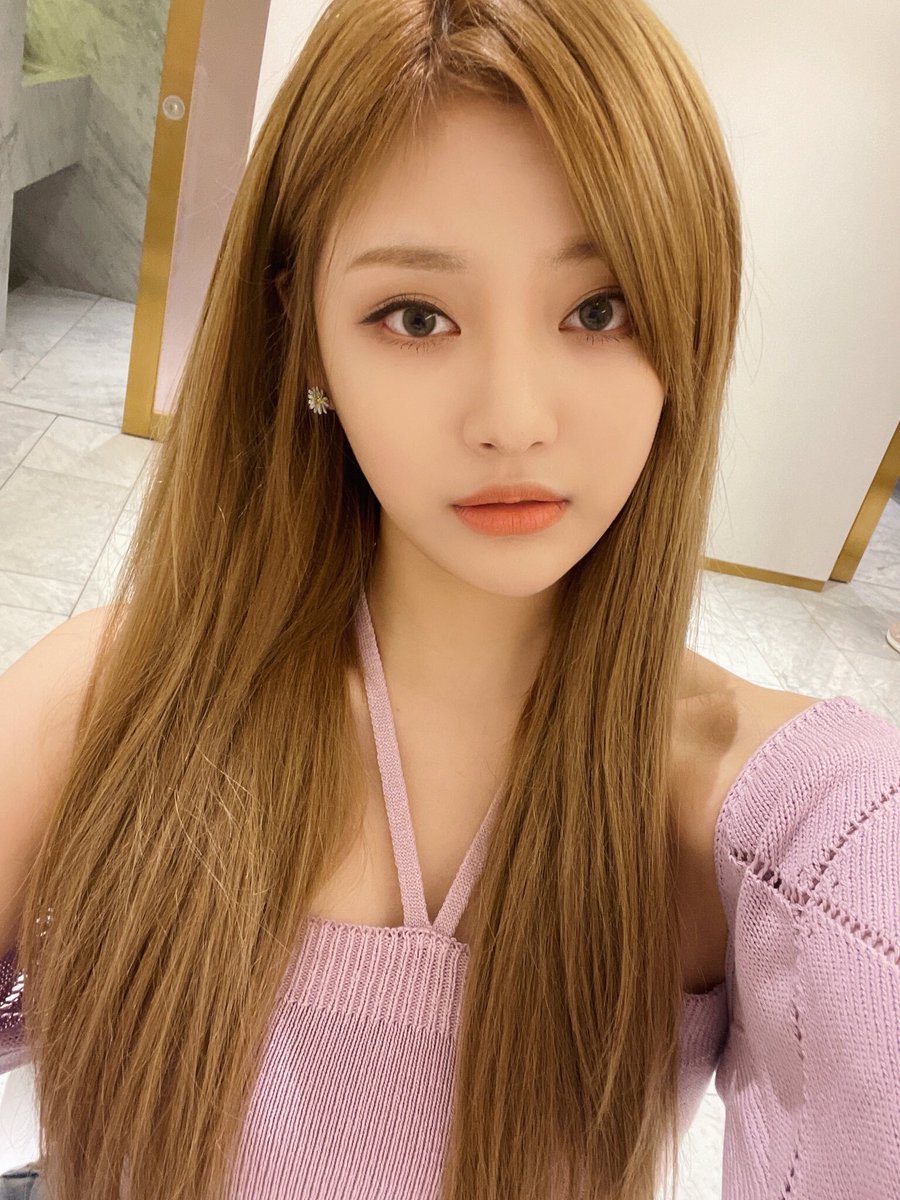 myaespaningning's tweet photo. Mirror Ning😘

#aespa #NINGNING #KARINA #WINTER #GISELLE #SMTOWN #aespasolsol https://t.co/LloqSlYZy1