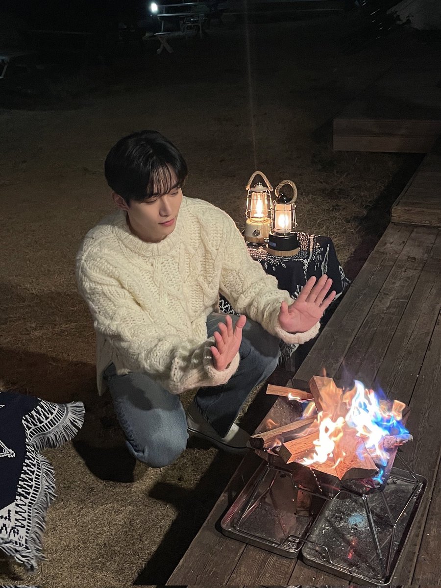 이때 많이 추웠나 보네 손 빨갛다ㅜㅜㅠ