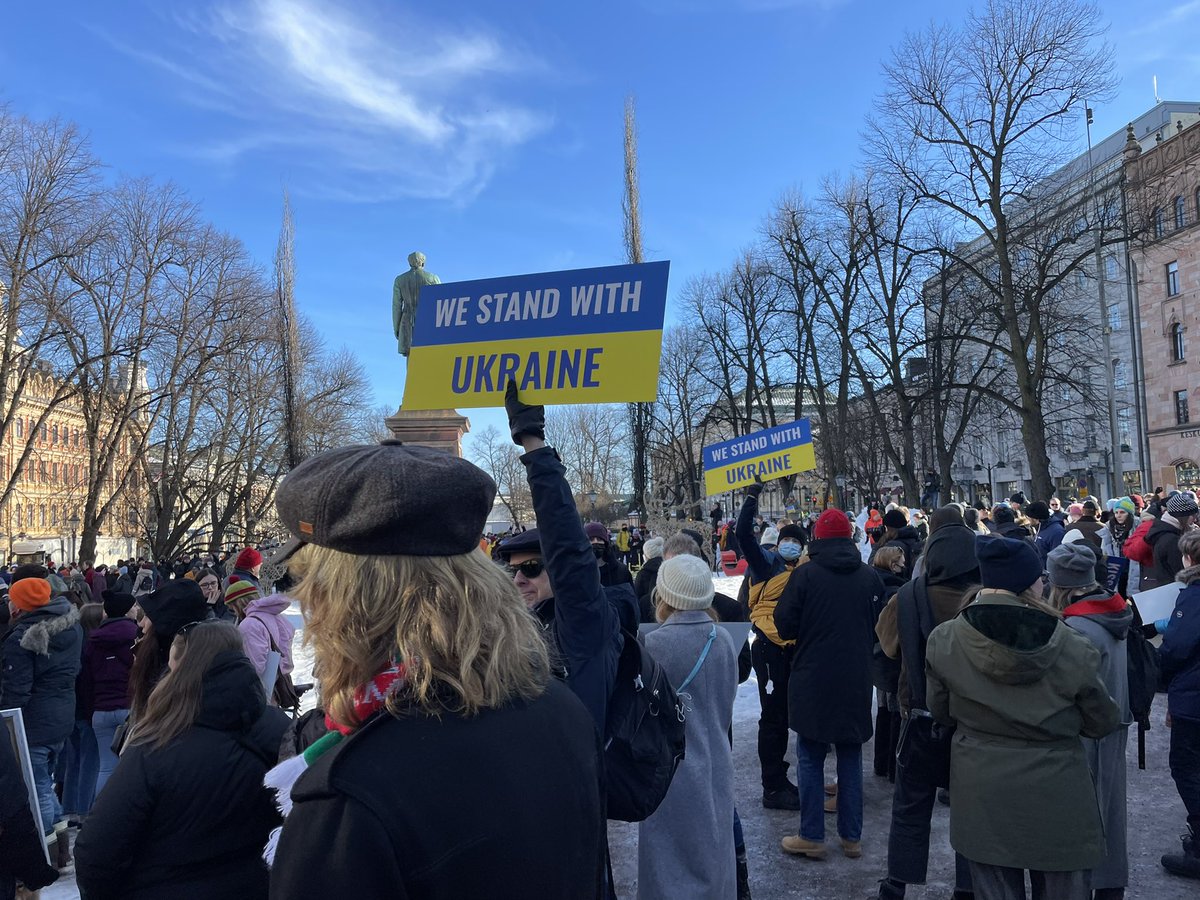 anttivesala's tweet photo. Thousands of Finns have gathered in Helsinki to show support to the brave people of Ukraine. #GloryToTheHeroes #SupportUkraine #HelpUkraine https://t.co/rys3fYsi2F