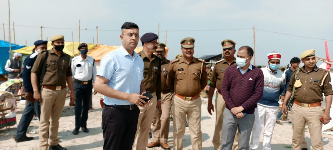 kasganjpolice's tweet photo. दिनांक 01.03.2022 को मनाये जाने वाले महाशिवरात्रि पर्व के दौरान जनपद के लहरा घाट से जल लेने आने वाले एवं स्नान करने वाले श्रद्धालुओं की सुरक्षा व्यवस्था हेतु पुलिस अधीक्षक कासगंज श्री रोहन प्रमोद बोत्रे द्वारा लहरा घाट एवं सोरों घाट का निरीक्षण कर जायजा लिया गया । https://t.co/ovbR1Ey8oL