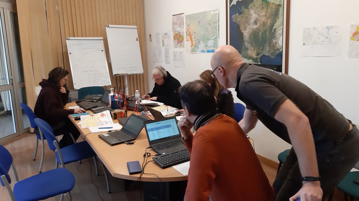 Ce matin, l'équipe de <a href="/FranceenUkraine/">La France en Ukraine 🇨🇵🇪🇺</a> est toujours à #Kiev, toujours au travail, toujours au service des 🇫🇷, toujours en soutien de #Ukraine martyrisée. L'amitié 🇫🇷🇺🇦 c'est d'être là jusqu'au bout