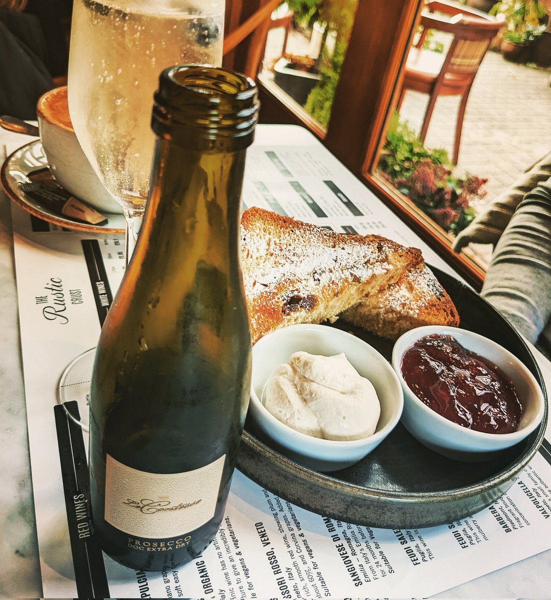 Brunch The Rustic Crust way!!
Toasted panatone, house vanilla cream berry preserve..ohh and a cold prosecco 🇮🇹❤️