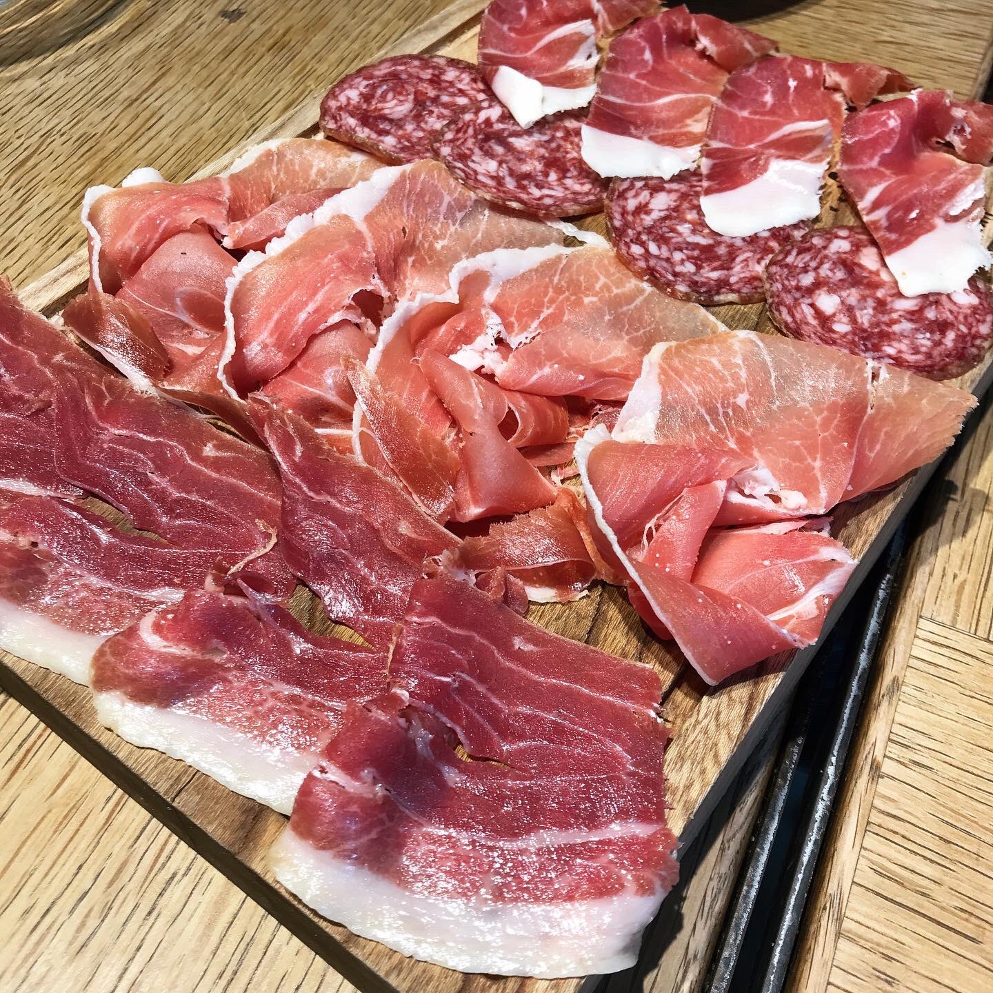酒徒 しゅと 久々に昼から外出できた週末 いつの間にか外が春めいている 大さん橋を散歩して気晴らしした後 成城石井 がやってるワインバーでランチ 生ハムもチーズフォンデュもサーモンも値段から想像するより盛りが良くて 味付けもまずまず穏やか