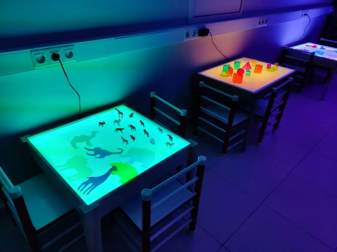 Safasp1's tweet photo. LABORATORI DE LLUM A INFANTIL. La llum ultraviolada-A és completament innòcua per a la salut i les taules de llum esdevenen un excel·lent recurs per a la ciència, l'exploració i el descobriment. https://t.co/OQFmgAS3Be