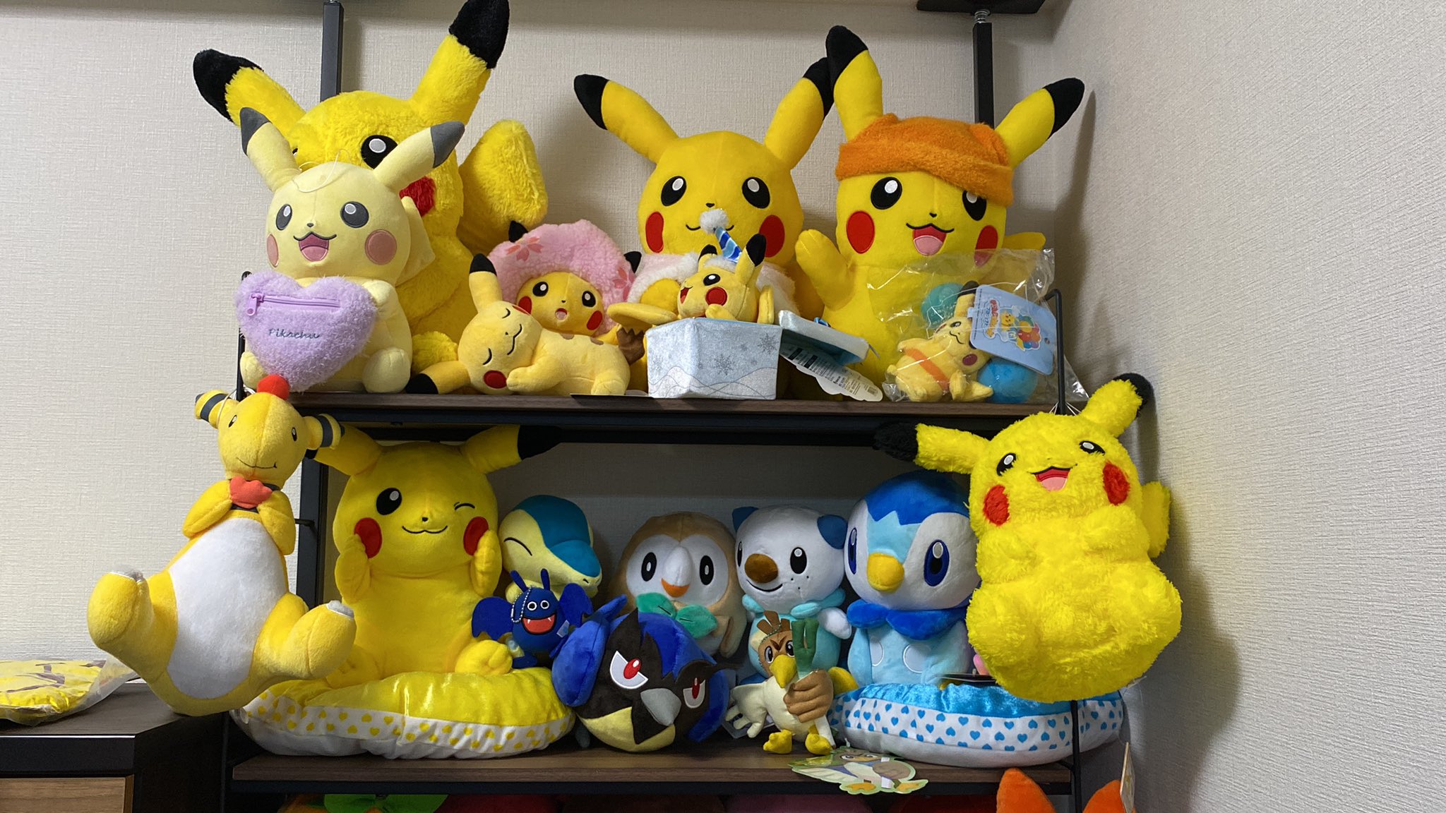 Pachiko 風水で黄色は 太陽のように陽気でポジティブ 楽しさ 幸せといった意味を持ちます 陽の気が強いため 陰の気が 集まる場所で陽の気を中和したいとき 増やしたいときに使うこともできます 風水では金運アップに良い方位として知られています