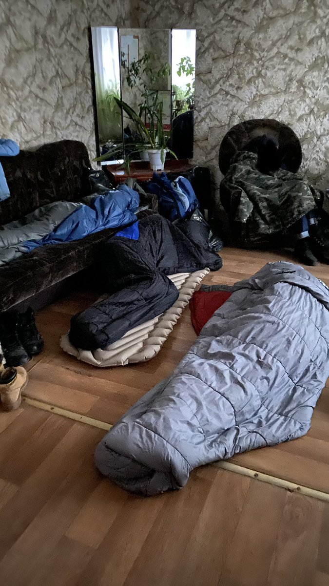 Unsere Unterkunft letzte Nacht. Ein kleines Hotel, alle Zimmer mindestens doppelt belegt, in der Lobby übernachten eine Familie samt Katze + 2 Männer. „Ich weise doch keinen ab“ sagt die Frau an der Rezeption. Sie hat nicht geschlafen, damit sie bei Luftalarm alle wecken kann 🇺🇦