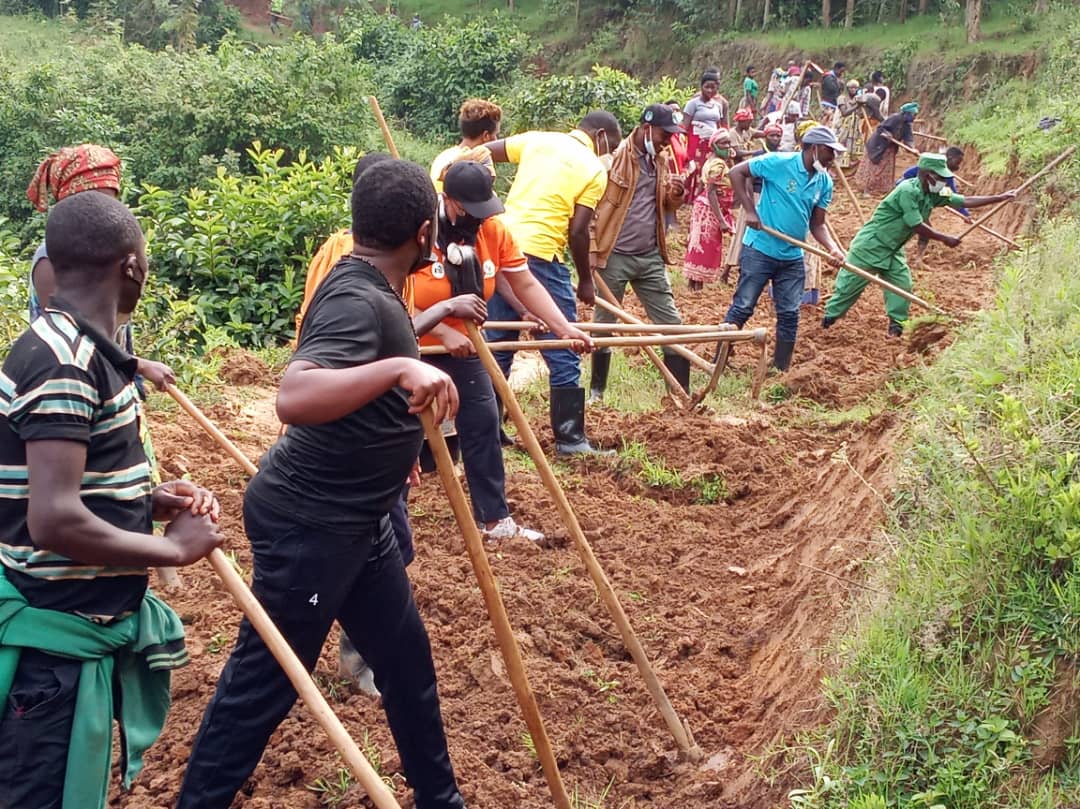 Nyamagabe district umuganda ku rwego rw'akarere wabereye mu murenge wa kaduha. Abaturage bishimiye isubukurwa ryawo nyuma y'igihe kirekire.