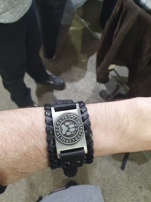 Guyyyyys look at what I bough at the #spinatorii ^^ #pup #puppy https://t.co/TcBLizEySu