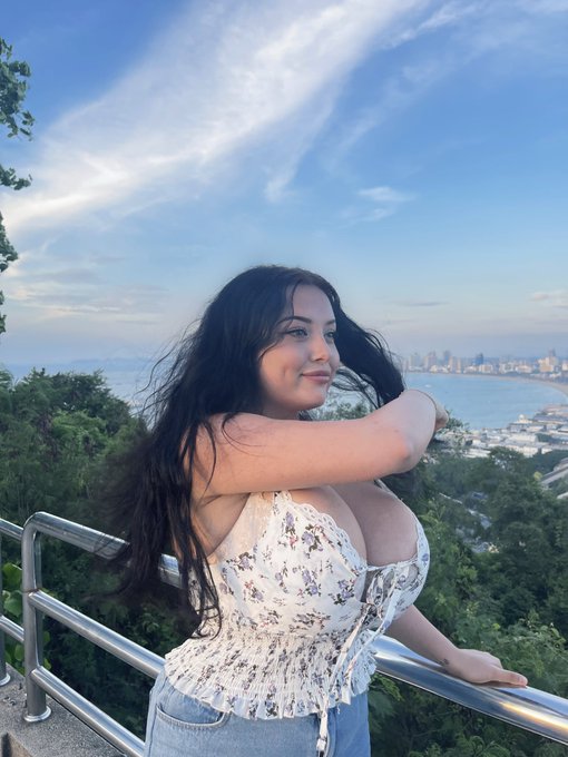 I&rsquo;m so happy here) https://t.co/osEtTOI7vC